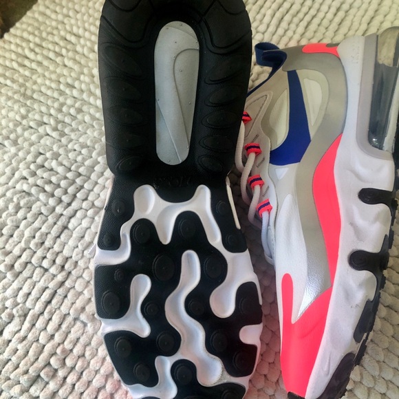 Like New Nike Women’s Air Max 270 - Picture 6 of 8